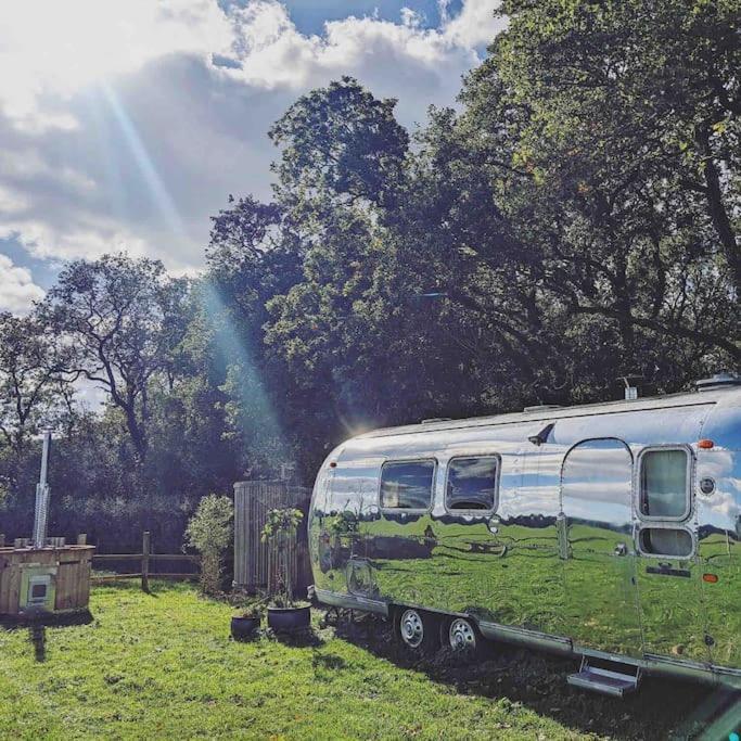 Airstream, Vintage American Caravan & Hottub แอชเบอร์ตัน ภายนอก รูปภาพ