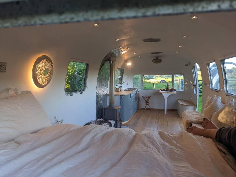 Airstream, Vintage American Caravan & Hottub แอชเบอร์ตัน ภายนอก รูปภาพ
