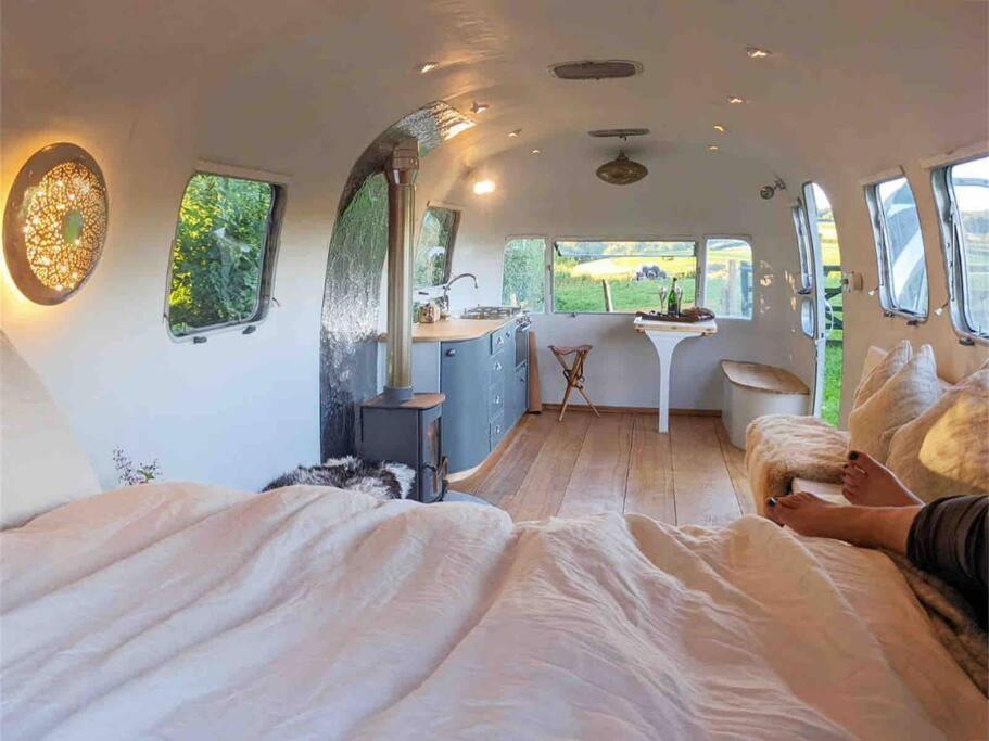 Airstream, Vintage American Caravan & Hottub แอชเบอร์ตัน ภายนอก รูปภาพ