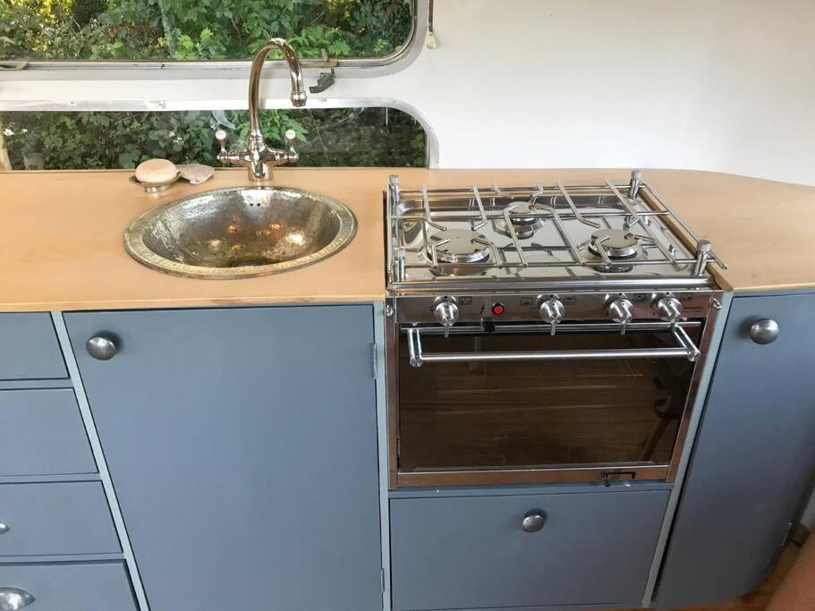 Airstream, Vintage American Caravan & Hottub แอชเบอร์ตัน ภายนอก รูปภาพ
