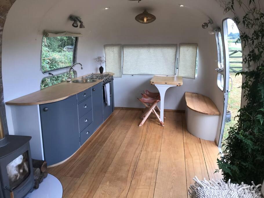 Airstream, Vintage American Caravan & Hottub แอชเบอร์ตัน ภายนอก รูปภาพ