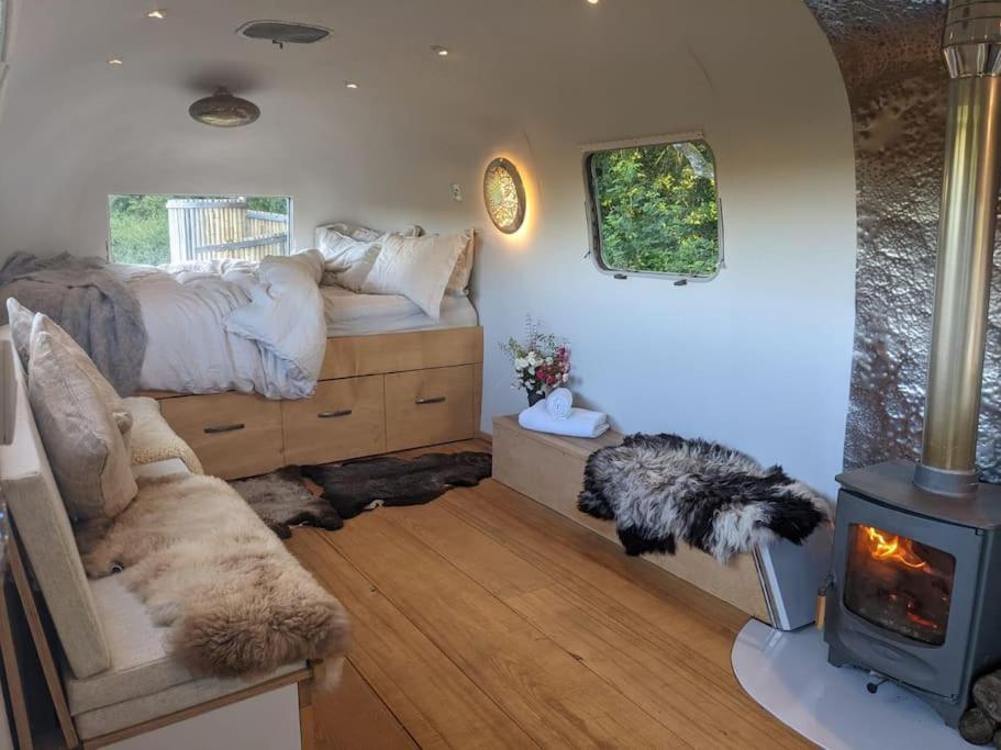 Airstream, Vintage American Caravan & Hottub แอชเบอร์ตัน ภายนอก รูปภาพ