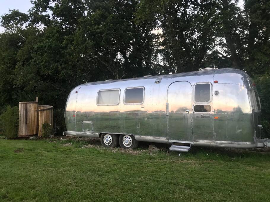 Airstream, Vintage American Caravan & Hottub แอชเบอร์ตัน ภายนอก รูปภาพ